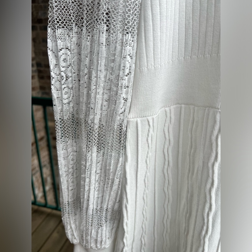 🆕 White Ribbed Knit Dress with Lace Sleeves - Picture 9 of 14